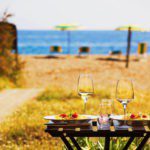 Gedekte tafel buiten met uitzicht op de Tyrreense zee