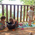 Drie spelende kinderen met uitzicht op de regio Piemonte