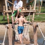 Kind lopend over een houten brug