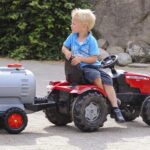 Jongetje op een speelgoed traktor op een boerderij in Drenthe