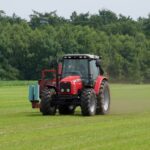 Traktor op een groene wei in Drenthe