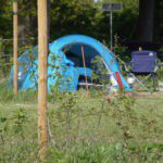 Blauwe tent op een kleine boerderijcamping in Overijssel