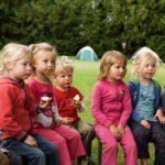 Vijf kinderen met tenten erachter dichtbij Elburg