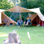 Tent met mensen en een kampvuur in Gelderland