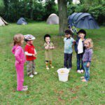 Zes kinderen spelend op een kindvriendelijke camping op de Veluwe