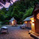 Finse Kota naast een Tiny House op Camping Donnersberg in Duitsland