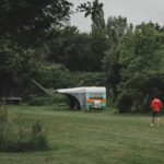 Retro caravan met bomen eromheen in het oosten van Nederland