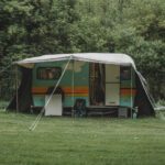 Caravan met luifel op een kampeerveld van Retro Caravan Drenthe