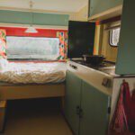 Keuken en slaap gedeelte van een caravan