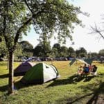 Twee tenten op een kampeerveld op een groene camping in Normandië