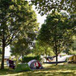 Twee tenten onder bomen in Frankrijk