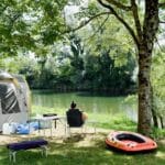 Tent naast een rivier in Oost-Frankrijk