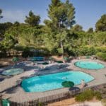Drie zwembaden op Camping Huttopia Fontvieille