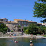 Zwemmeer naast een oud dorpje in Zuid-Frankrijk