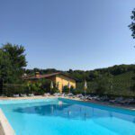 Zwembad met ligbedjes in heuvels in Italië