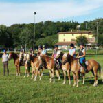 Zeven paarden met ruiters op Tendi Agriturismo Le Sorgive e Le Volpi