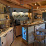 Keuken van hout in een boomhut
