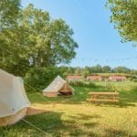 Twee Bell tenten op een camping in Zuidwest-Frankrijk