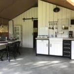 Witte keuken in een safaritent
