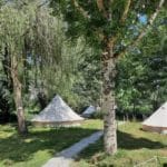 Drie Bell tenten met bomen eromheen in de Dordogne