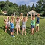 Acht kinderen op een voetbalveld op een groene camping in de Dordogne