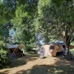 Twee tenten onder bomen in het Zuidwesten van Frankrijk