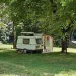 Caravan bij Camping la Berge Ombragée in de Franse Dordogne