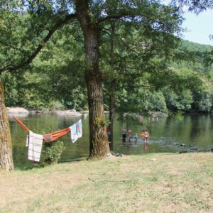 Waslijn met was en mensen in de rivier de Dordogne