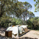 Kampeerplek met tent erop op een terrassencamping in Frankrijk