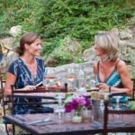 Twee vrouwen aan het eten op een terras op een camping in Frankrijk