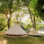 Twee Bell tenten op een kampeerveld in Zuid-Frankrijk
