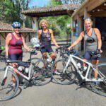 Drie vrouwen met fietsen in Zuid Frankrijk