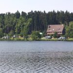 Tsjechische meer Vidläk met een camping ernaast