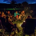 Kampvuur met mensen eromheen op Camping Vidlák