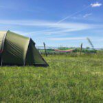 Tent op een groen kampeerveld in het Westen van Nederland