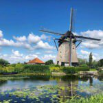 Molen naast een water in het Groene hart van Zuid-Holland
