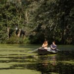 Twee vrouwen in een boot op een water in Zuid-Holland