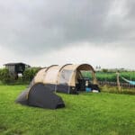 Twee tenten naast een kanaal in Zuid-Holland