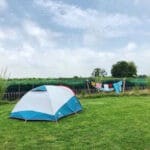 Tent met waslijn op een groen veld in Zuid-Holland
