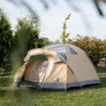 Tent op een groen kampeerveld in Zuid-West Nederland