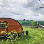Houten caravan op een kleinschalige camping in West-Nederland