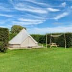 Bell tent op een groen kampeerveld in Noord-Holland