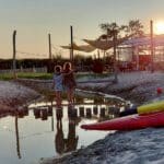 Twee kinderen bij een waterspeeltuin op Camping Boven 't Maaiveld in West-Nederland