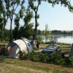 Twee tenten op een camping aan het meer Vidläk in Tsjechië