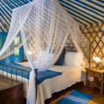Tweepersoonsbed in een Yurt