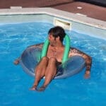 Man in een zwemband in een zwembad
