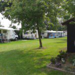 Kampeerveld met caravans en campers op een minicamping bij Roermond