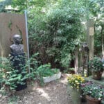 Tuin met bloemen en een standbeeld