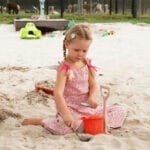 Meisje spelend in een zandbak