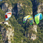 Drie parajumpers zweven van een berg in Italië